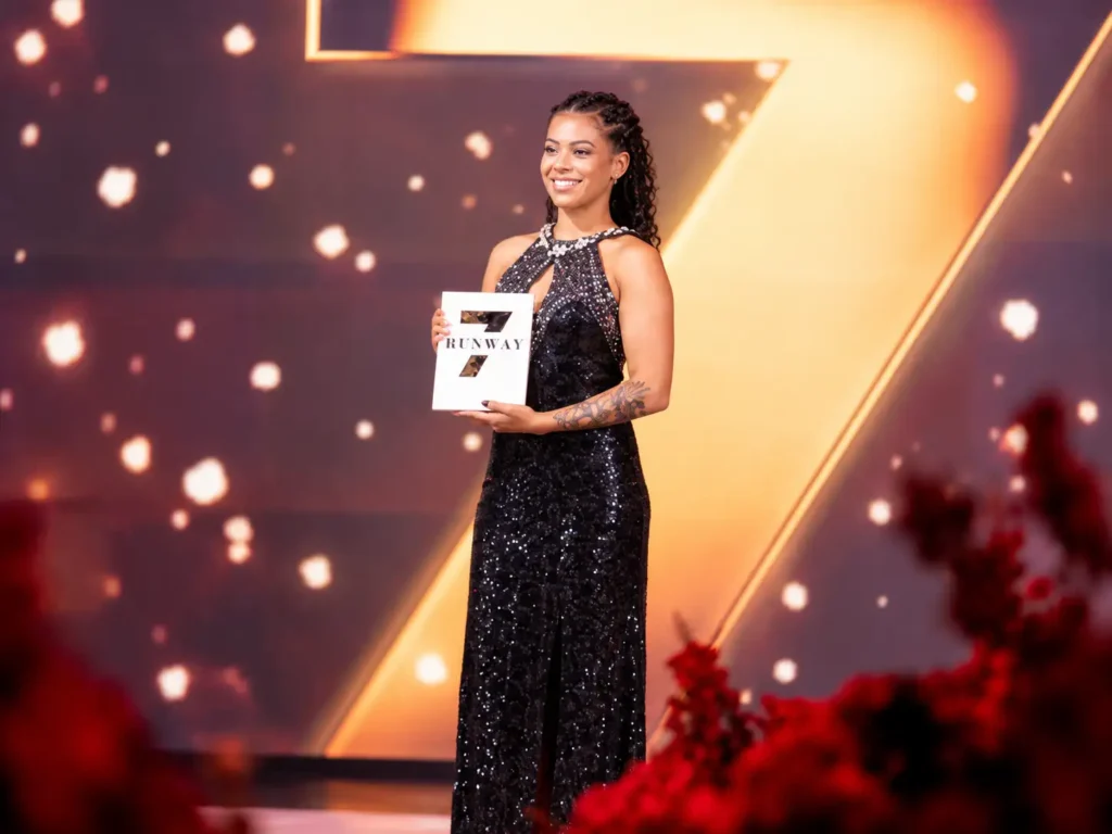 Ganadora en el escenario del Runway 7