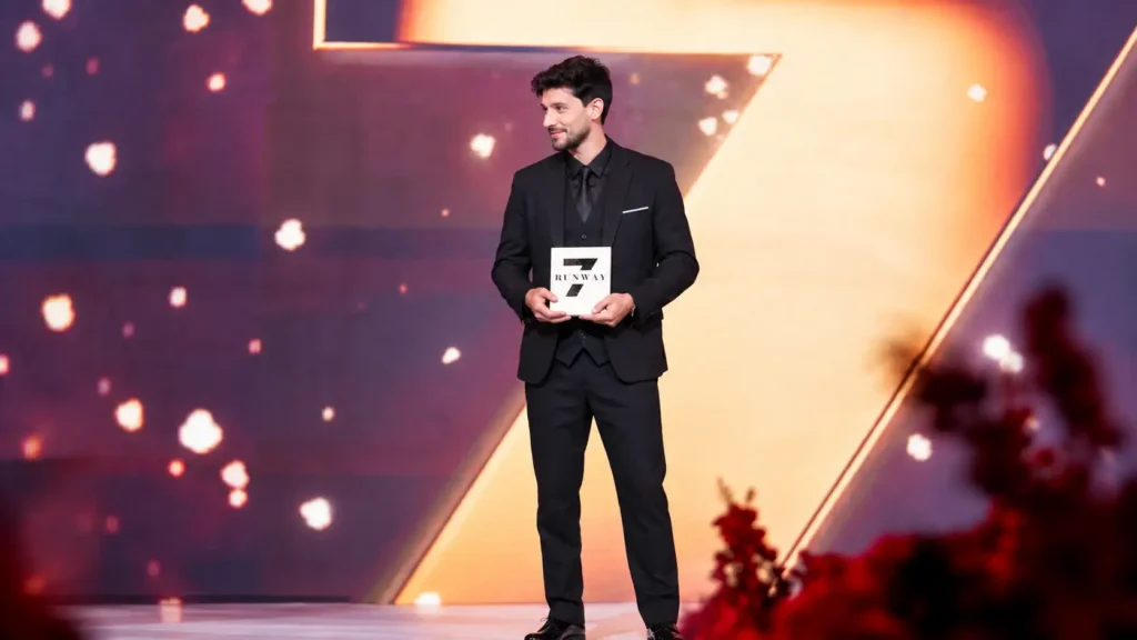 Hombre en pasarela con premio “7”