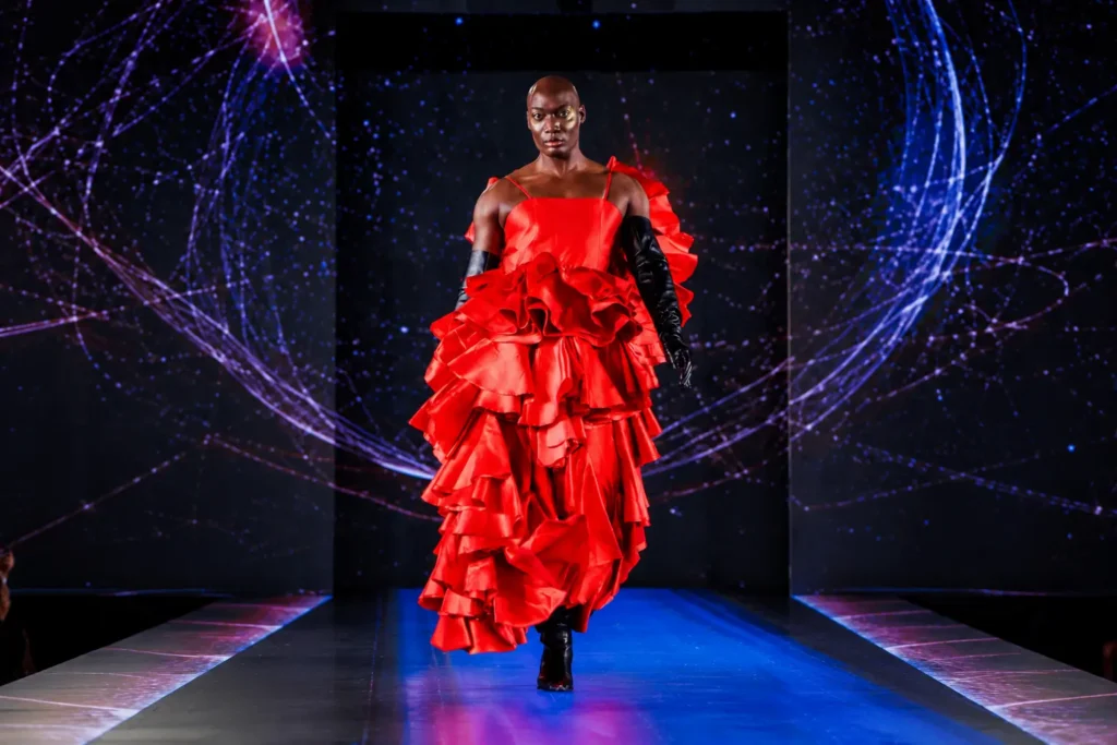 Modelo de rojo en pasarela cósmica